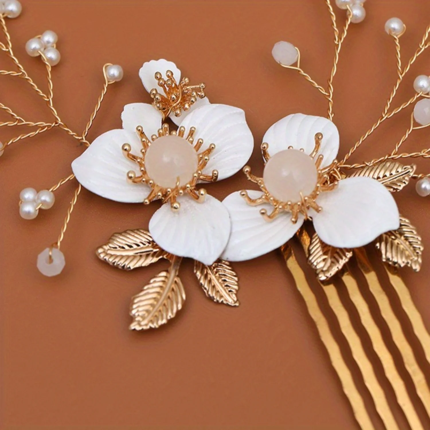 Handmade floral hair comb for brides, luxurious alloy hair accessories, and pearl made hair clips for women's hairstyles