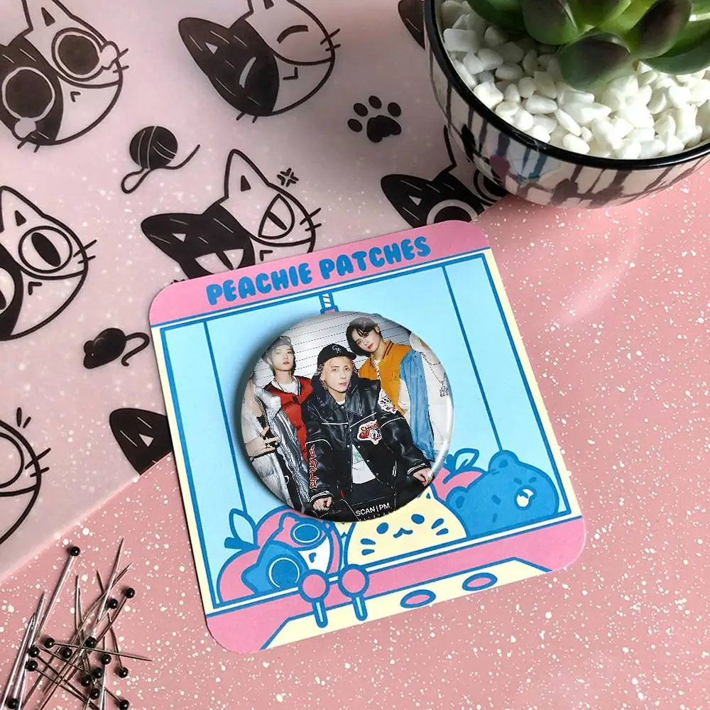 K-Pop Group-TXT-TOMORROW X معًا شارات دبابيس دبابيس التلبيب قبعة دبابيس دبابيس هدايا ديكور حقائب الظهر