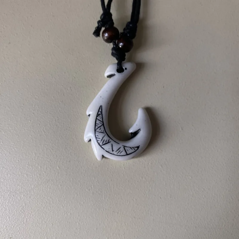 1 Piece Women and Men Vintage Fish Hook Bone Imitation Necklace Pendant Resin Adjustable Necklace for Men