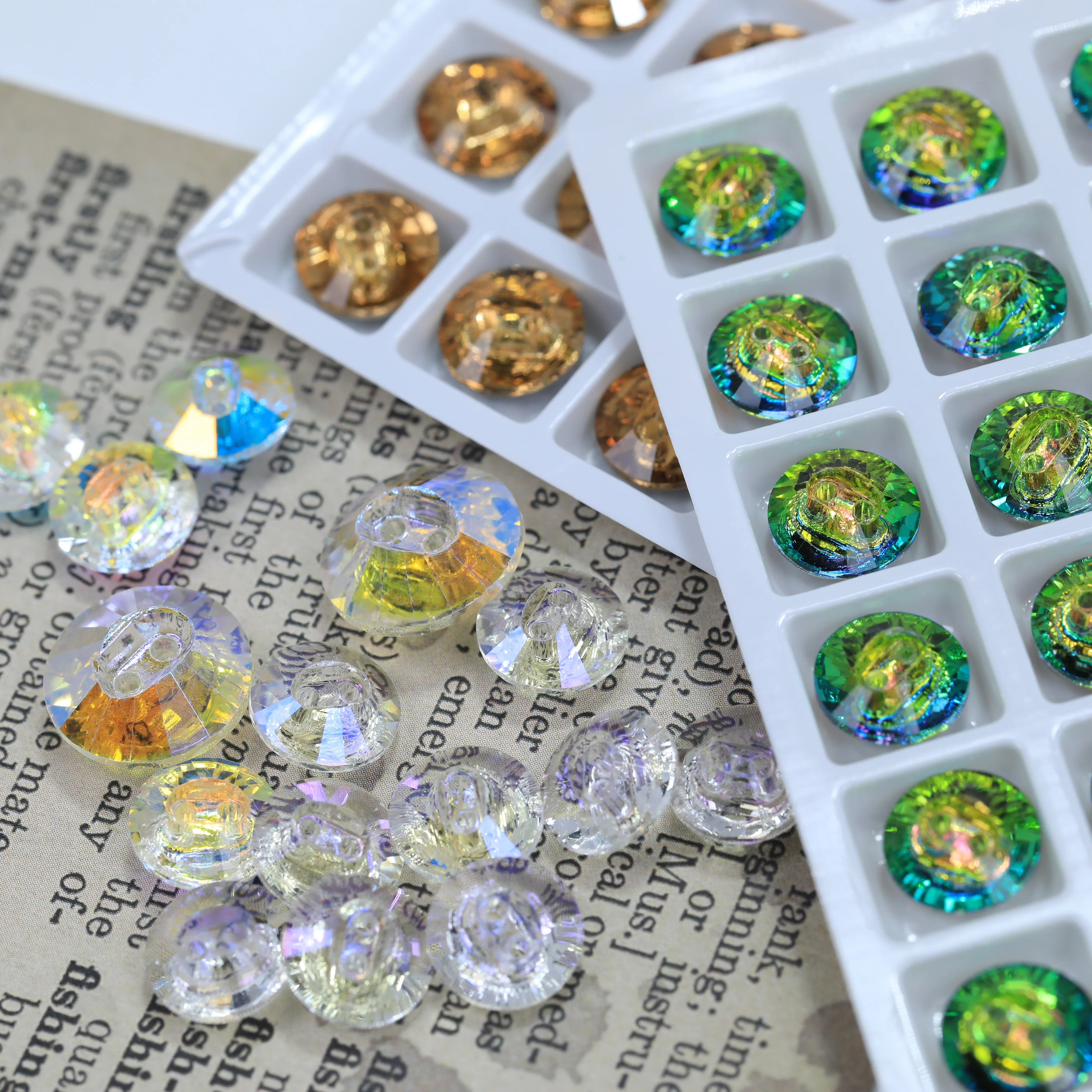 Zweilochige Rivoli-Kristallknöpfe, Steindesign-Version, hochwertige Glas-Strasssteine für DIY-Handarbeiten, Kleidung, funkelnd, elegant. – Detail 2