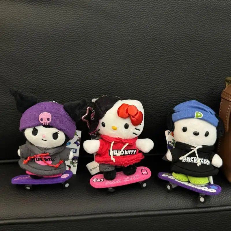 

Новинка 2025 года, сумка Hello Kitty с рисунком скутера, кулон Kuromi Pochacco, плюшевая кукла, брелок для девочек, рюкзак на молнии, плюшевые украшения, подарки