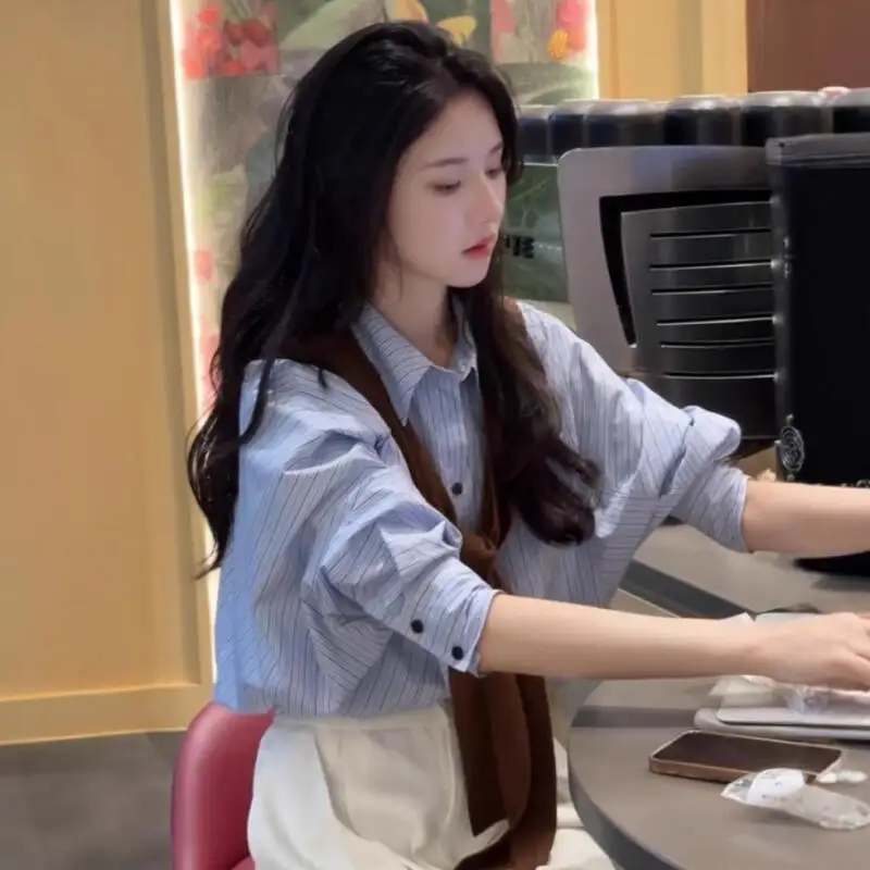 Niebieska koszula w paski z długim rękawem dziewczęca wiosna jesień nowe topy modny temperament niszowa odzież damska odmładzająca hurt