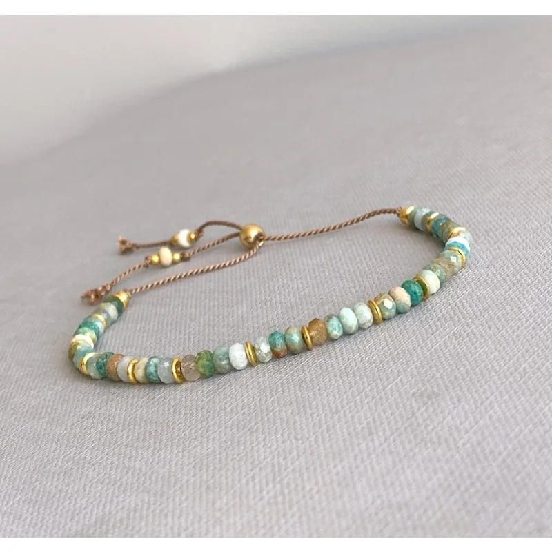 Bransoletka z kamieniem amazonitu, delikatna regulowana bransoletka z jedwabnego sznurka, kamień szlachetny dla osobistego wzrostu i równowagi.