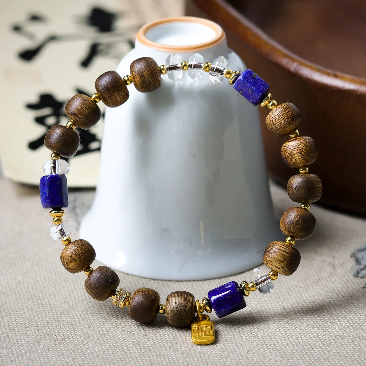 

Новый браслет из натурального белого кристалла, лазурита и желтого агарового дерева в китайском стиле Вэньвань, подарок-нить для рук (Wenwan Hand String Gifts)