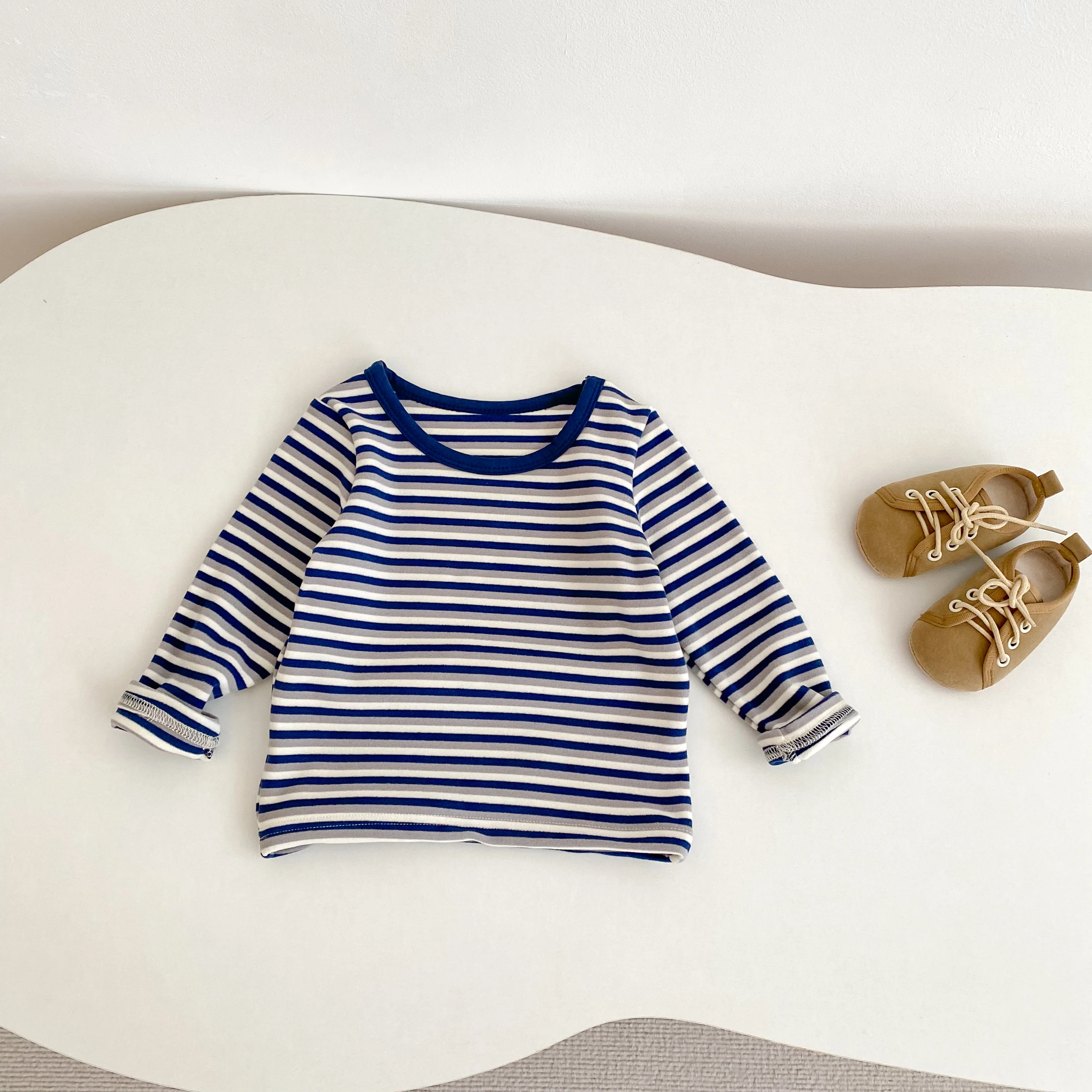 

Autumn new 0-3 year old baby clothing, cute boy and girl baby round neck long sleeved striped versatile top