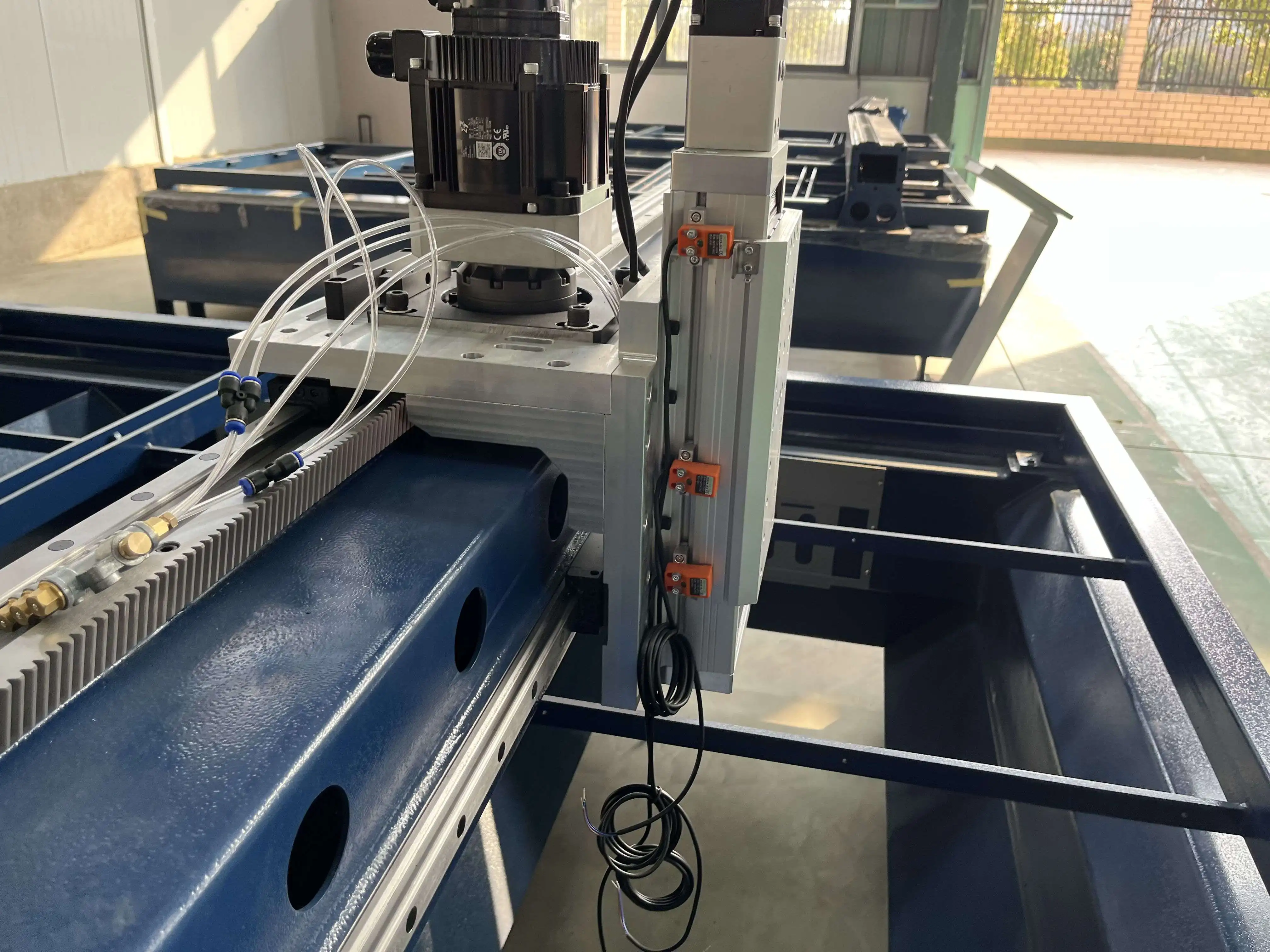 

3015 Industrial Fiber Laser Cutter With Automatic Temperature Control System And Overheat Protection For Continuous Operation