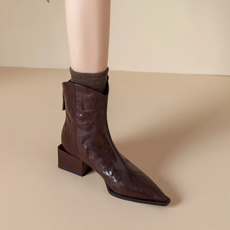

Ботинки в стиле ретро, короткие, заостренные, осенне-зимние, новинка 2026 года, на квадратном каблуке, коричневые.