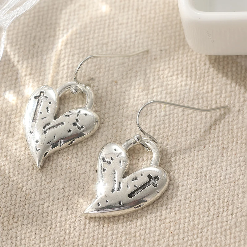 Vintage Silberfarbene Herz-Ohrhänger für Damen Metall-Ohrringe mit Handgeschnitztem Muster für Party und Alltag – Detail 5
