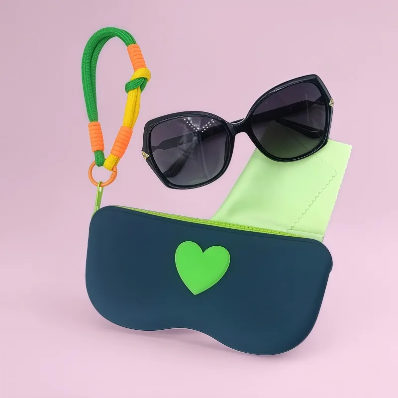2026 Fashion Love-themed Silicone Eyeglass Storage Bag, New with A Clasp, Fashionable Portable Sunglasses Storage Bag