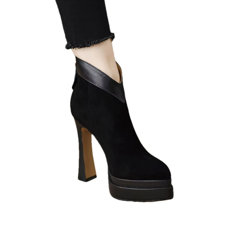 รองเท้าบูทข้อเท้าผู้หญิงแบบสวมส้นสูงหัวแหลม รองเท้าส้นสูงสำหรับฤดูหนาวปี 2025 รองเท้าหนังกลับแบบหรูหรา รองเท้าส้นหนา รองเท้าผู้หญิง