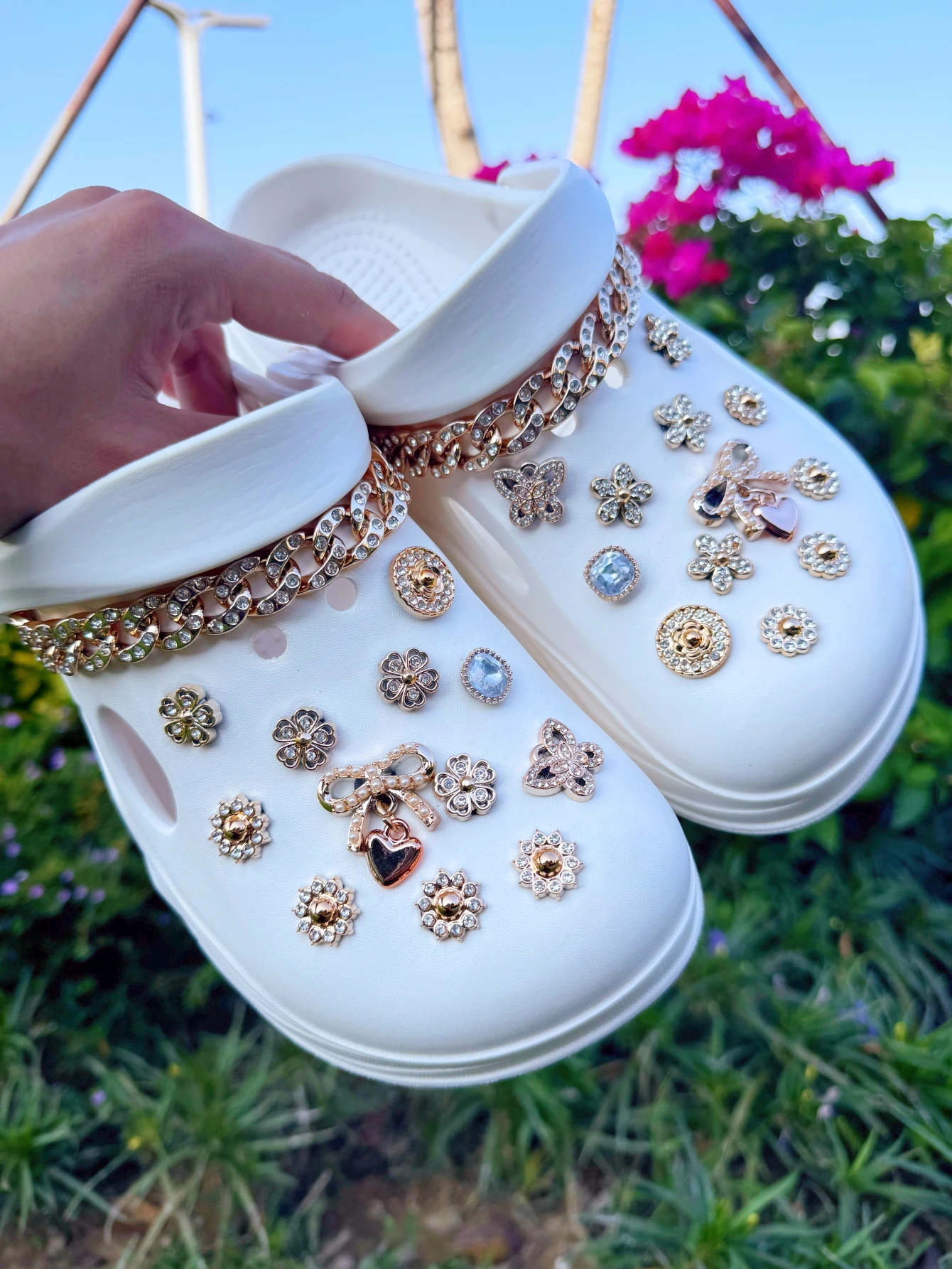 26 قطعة من الإكسسوارات الذهبية (أقواس قلادة، زهور الماس المنقطة، الفراشات الصغيرة، سلاسل الماس المنقطة، إلخ.) - من السهل