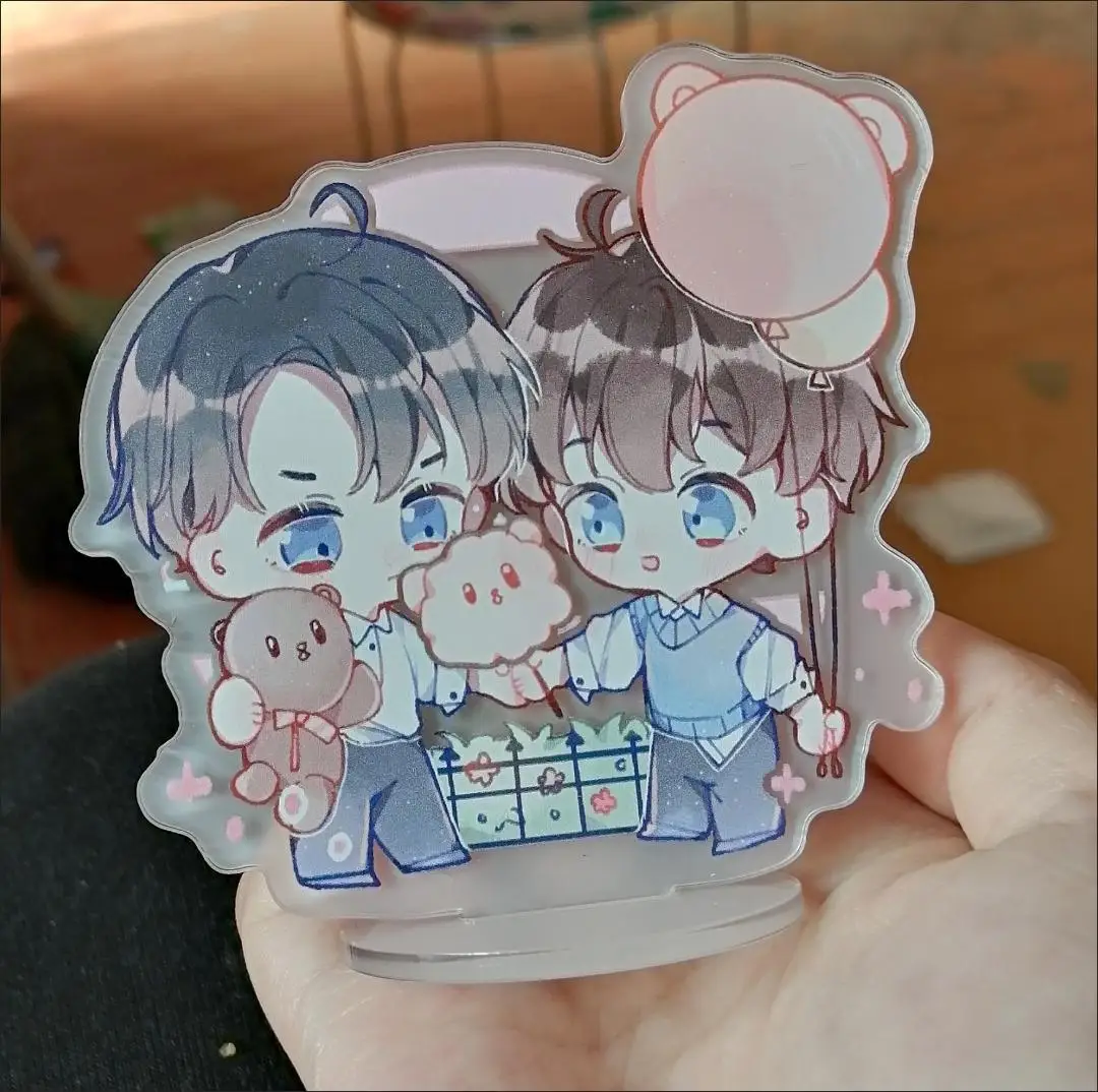 Fragmented jade throwing beads, surrounded by acrylic standing signs of 'Ding Han White Pearl' fan derived exquisite gifts