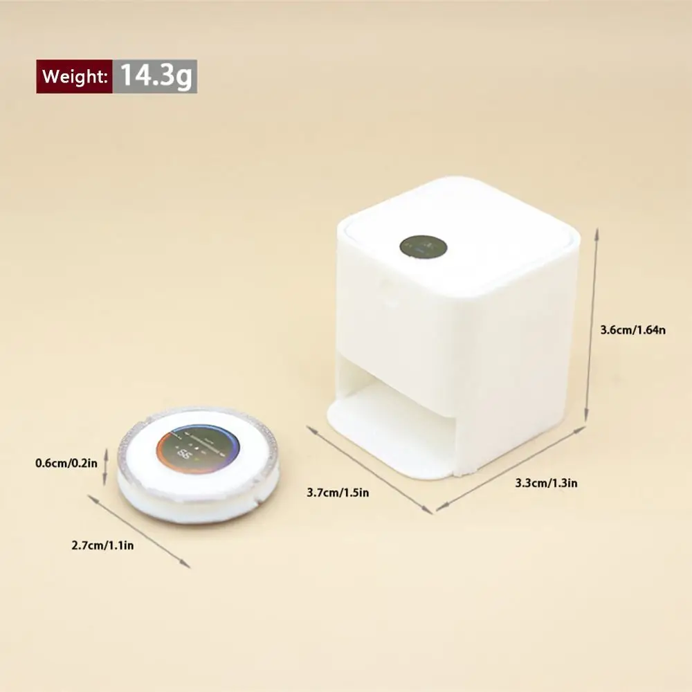 Modello di scena per aspirapolvere robot per casa delle bambole in scala 1:12 Mini aspirapolvere robot bianco che gioca a casa Decorazione micro scena fai da te Casa delle bambole