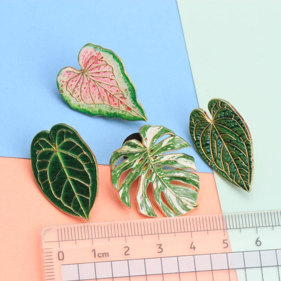 Tropische Pflanzenblatt-Emaille-Anstecknadeln, Monstera- & Anthurium-Broschen für Rucksack, Kleidung, DIY-Deko-Accessoires – Großhandel – Detail 4