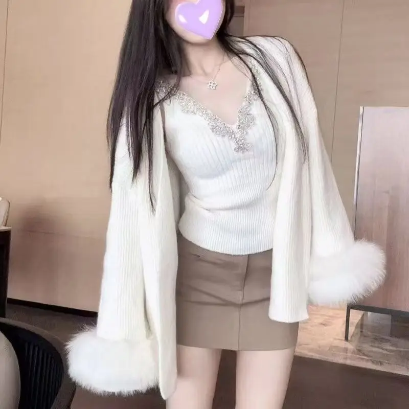 

V-Neck Diamond Embedded Knitted Vest Lightweight Commute Friendly Inner Wear Tank Top Women's Fashion Sweater
