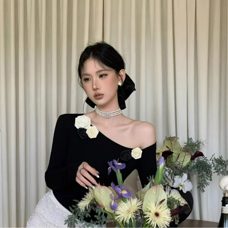 2026年秋の女性向けニッチなオフショルダーニットベースレイヤーは、ユニークでセクシーなオフショルダー・ワンショルダートップと組み合わせられます。