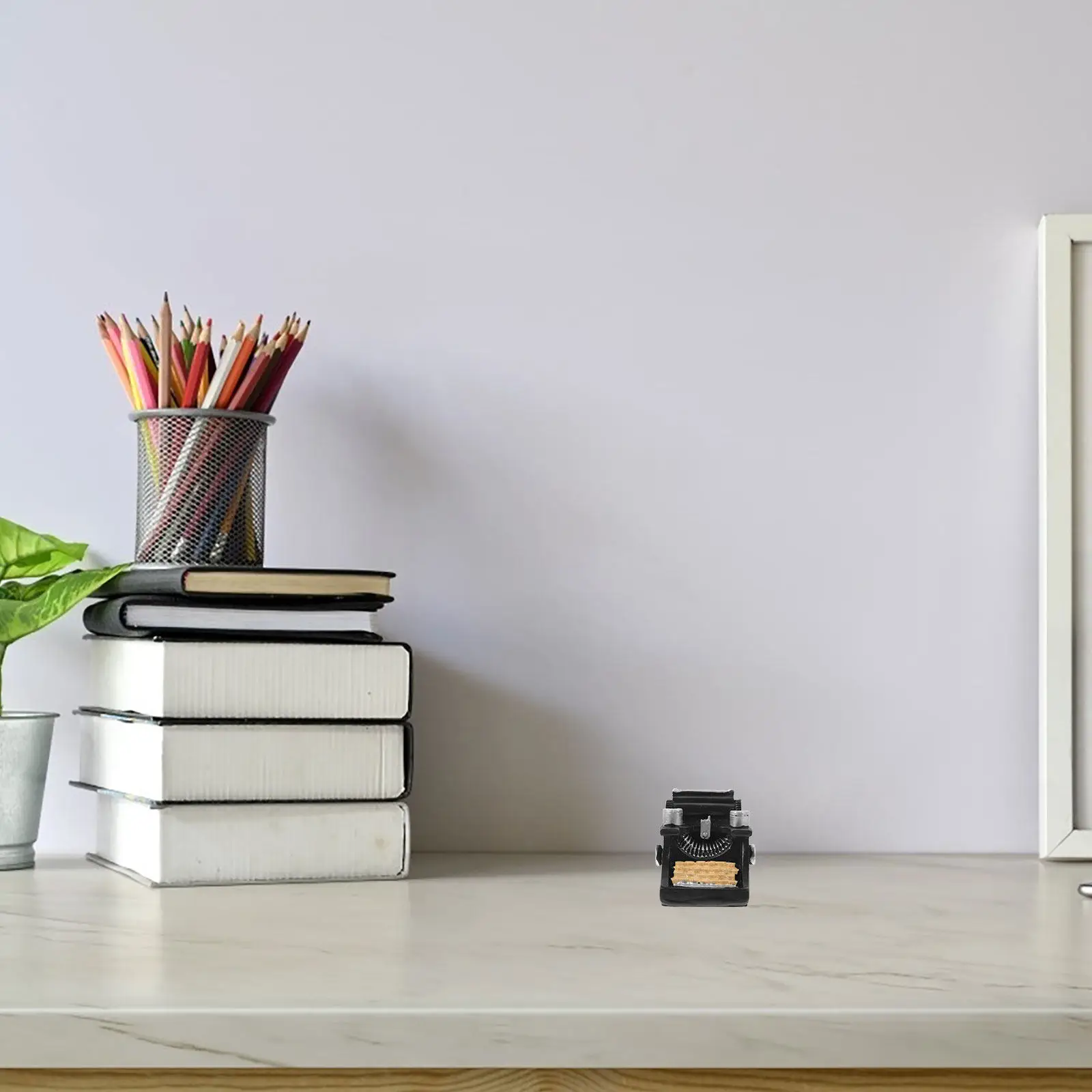 

Миниатюрная ретро-пишущая машинка из смолы, аксессуар для кукольного домика, маленькая фигурка-статуэтка, декор для дома, украшение для кукольного домика