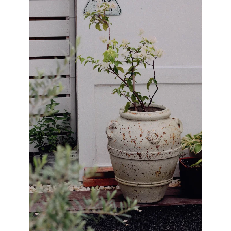 

Old rust-colored jar flower pot triangle plum line plant planting garden decorative ornament