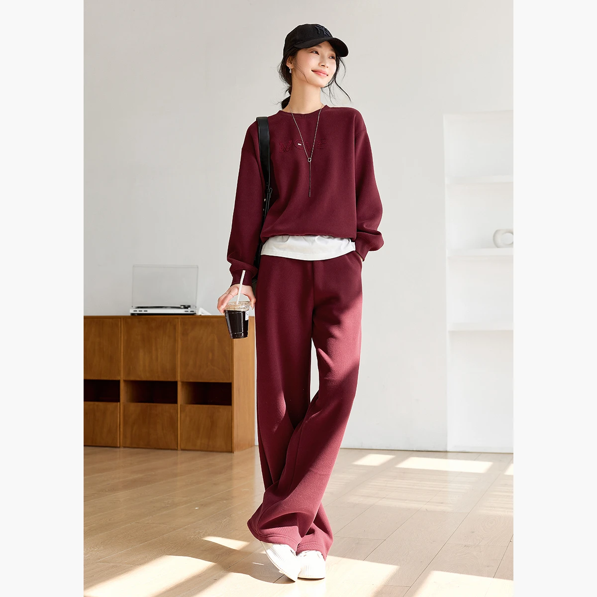 VIMLY Женские комплекты брюк из двух предметов Спортивные топы с 3d буквенной вышивкой на флисовой подкладке Широкие брюки Зима 2025 Трикотажные брючные костюмы M9558