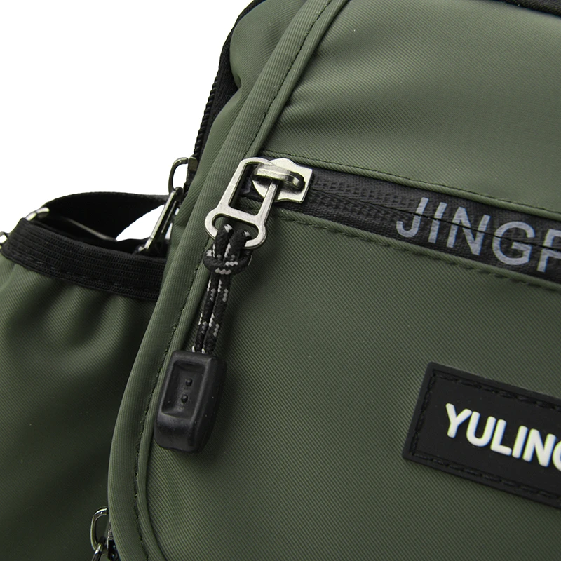 Sportliche quadratische Umhängetasche für Herren – Robuste, weiche Umhängetasche im College-Stil mit multifunktionalen Taschen – Detail 11