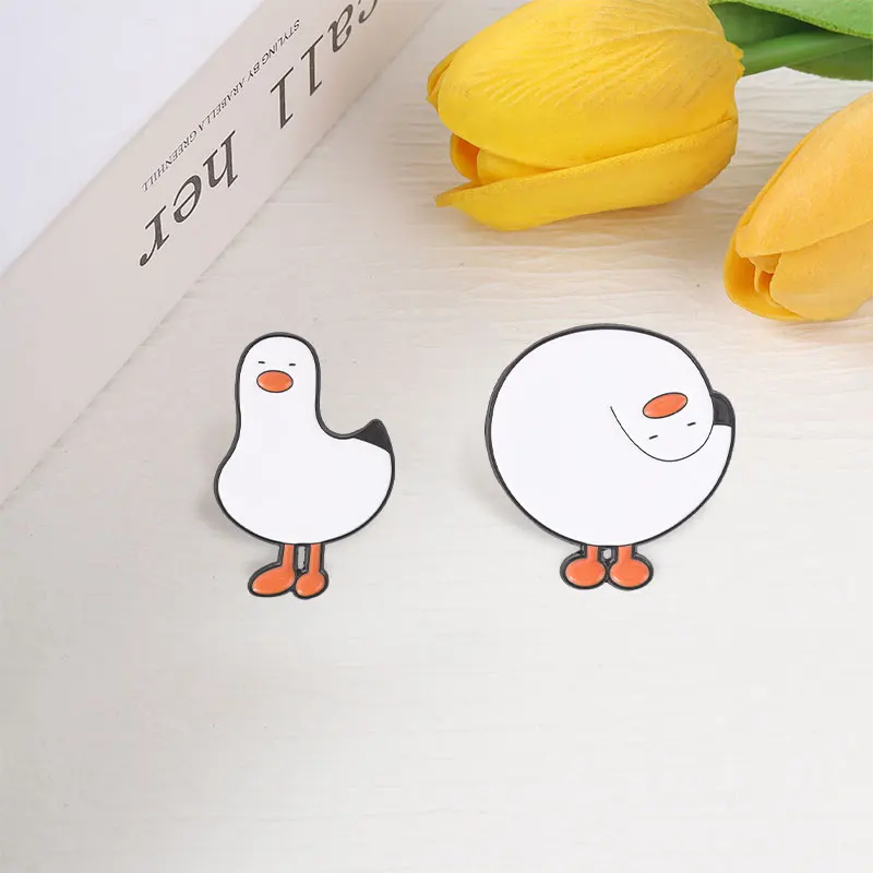 Cartoon Runde, schräg stehende weiße Möwen-Emaille-Anstecknadel – Einfache, verspielte, niedliche Möwen-Brosche für Taschen und Revers – Schmuckgeschenk – Detail 7