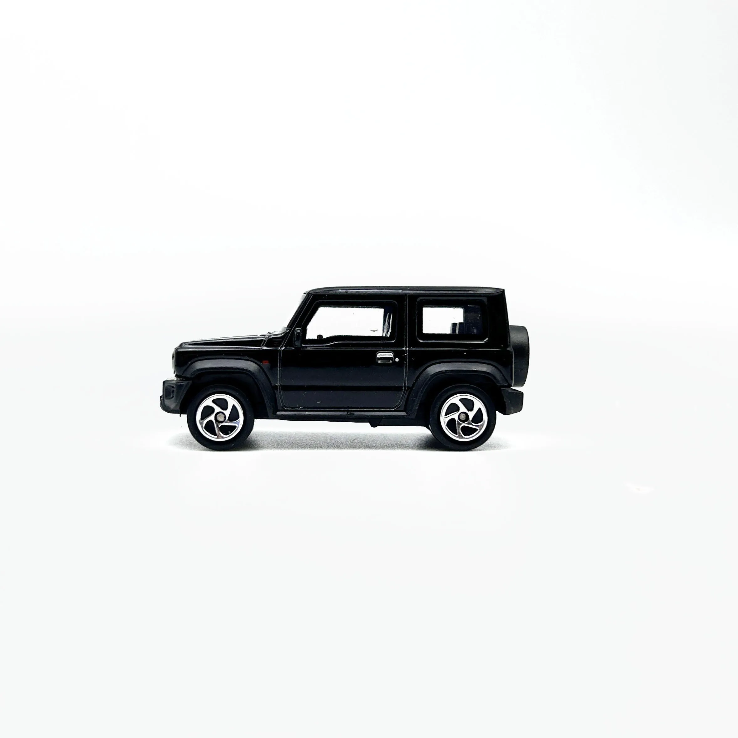 Mini-Suzuki Jimny-Legierungsautomodell, stellen Sie die Details des echten Autos wieder her, stoßdämpfendes Design, Halloween-Geschenk für Kinder.