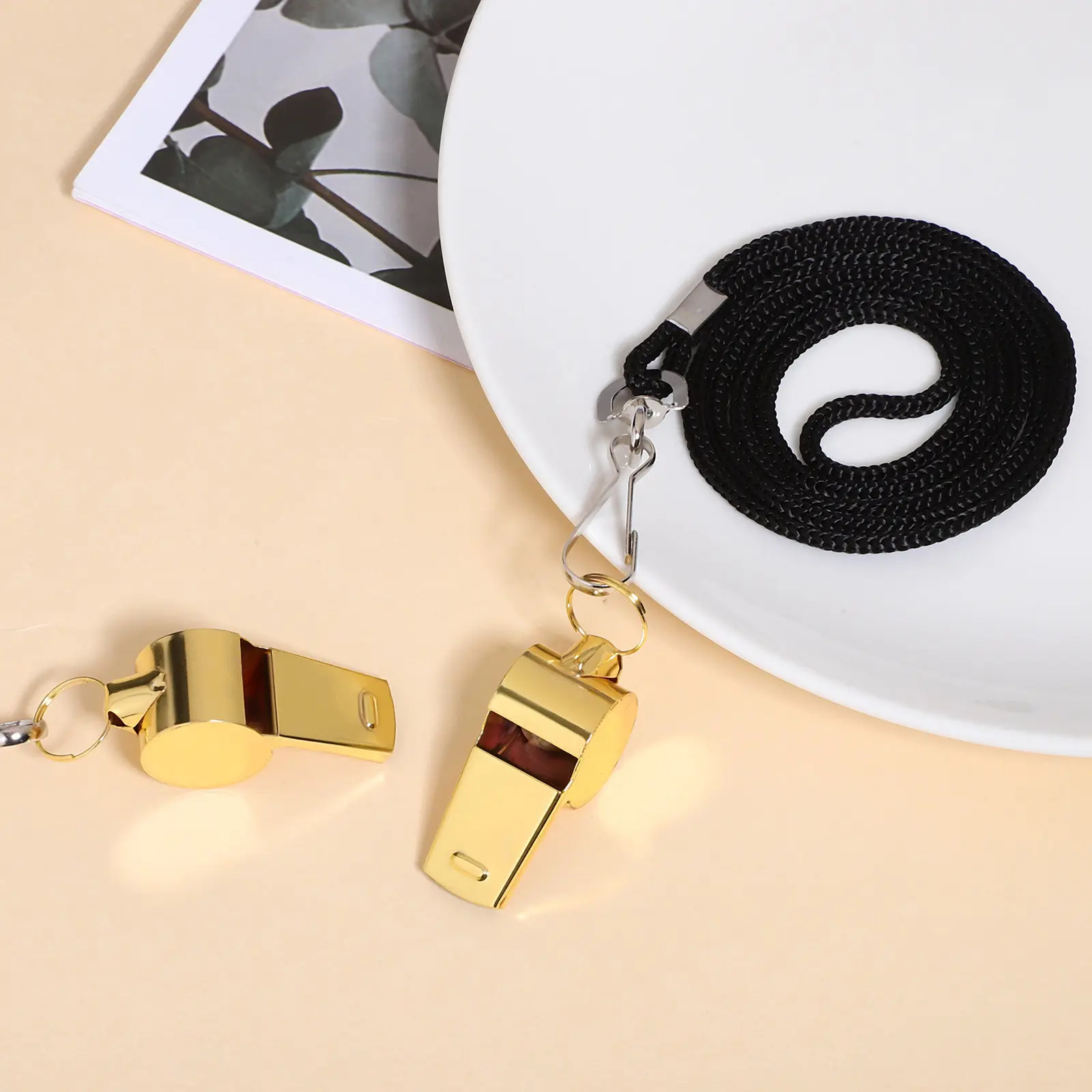 

2 шт. свистки судейские из нержавеющей стали с ремешком, 120 дБ, громкие спортивные свистки для футбола, баскетбола, тренировок, гонок на открытом воздухе