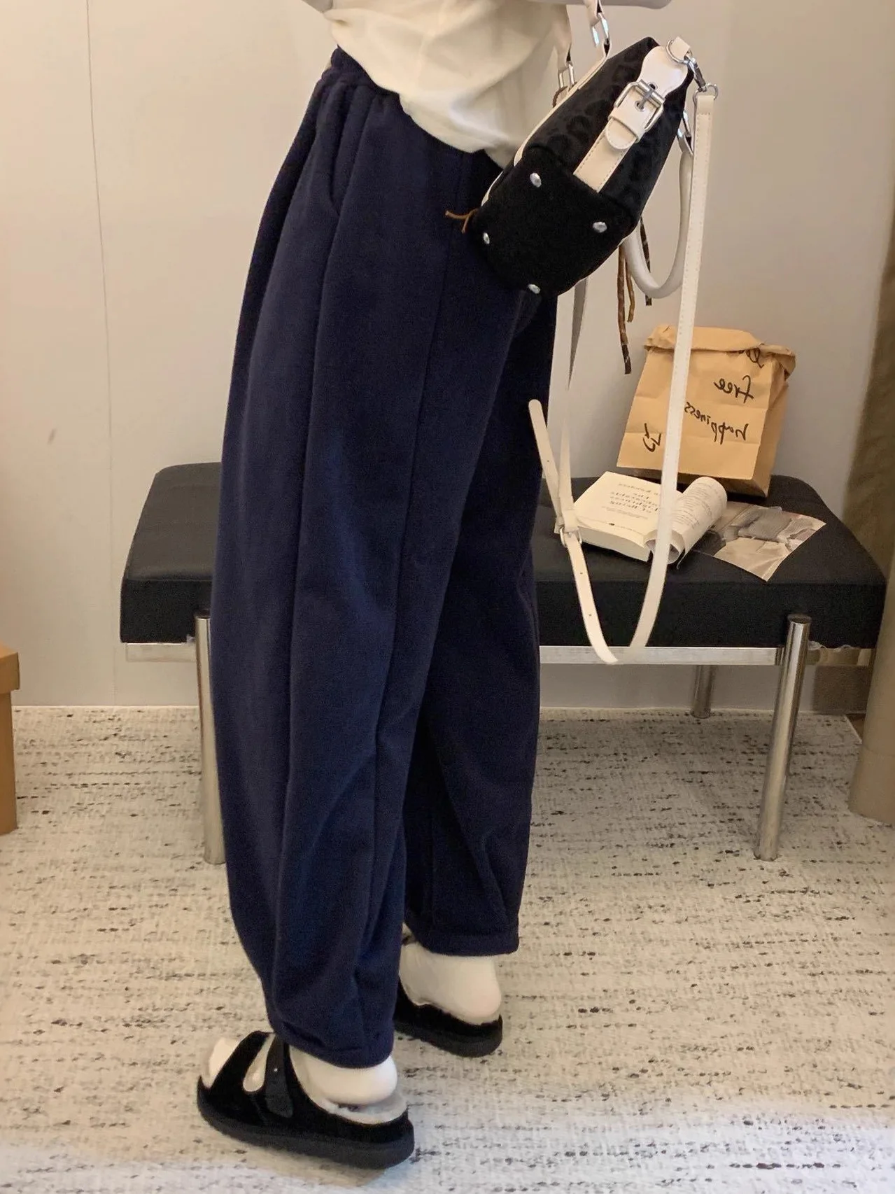 Luźne, wygodne spodnie z szerokimi nogawkami, ocieplane, codzienne, sportowe, na jesień i zimę, z wysokim stanem i elastyczną talią.