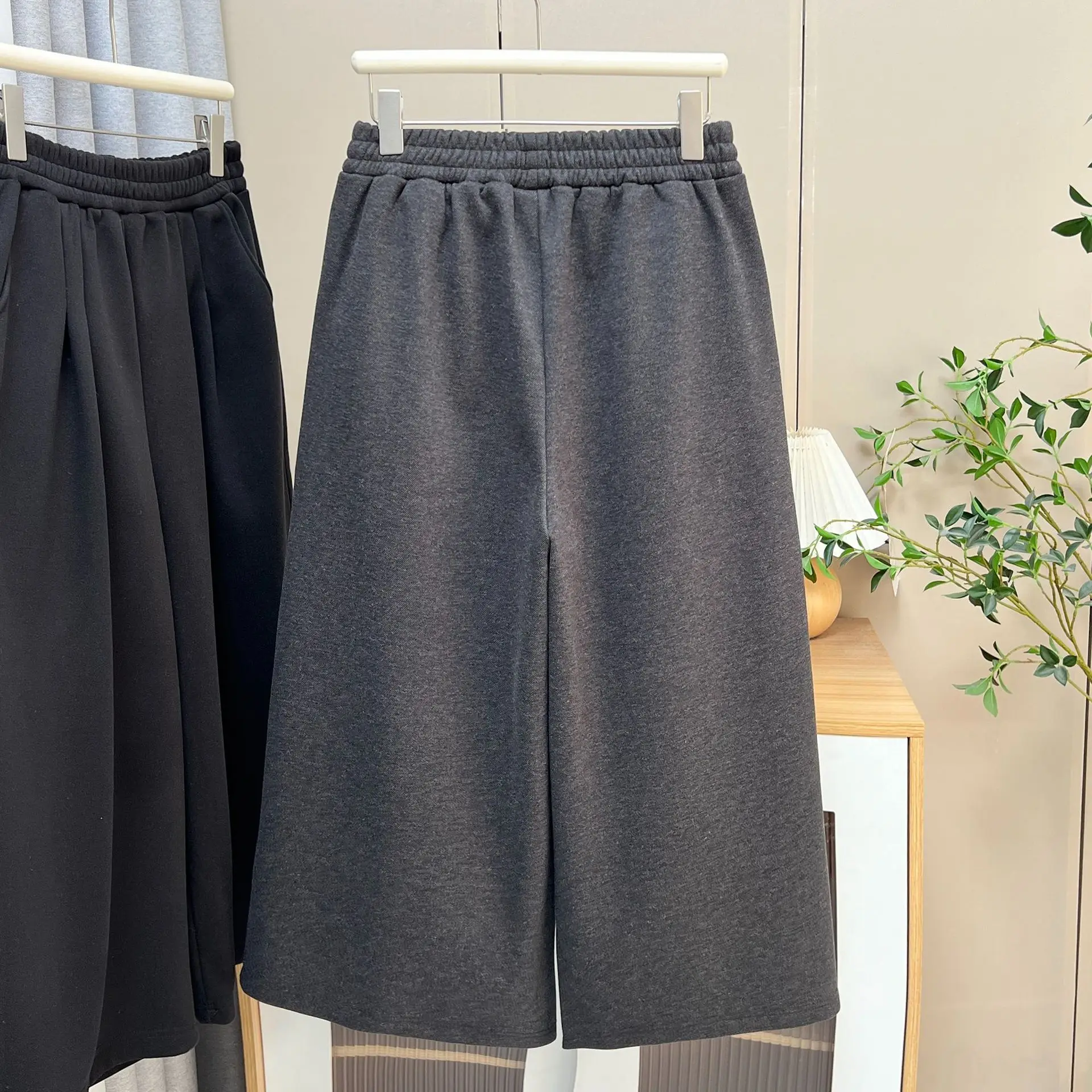 XXXXL Moda Plus Size Abbigliamento donna Pantaloni corti 2025 Autunno/Inverno Nuovo casual caldo pile e addensare pantaloni a gamba larga 462