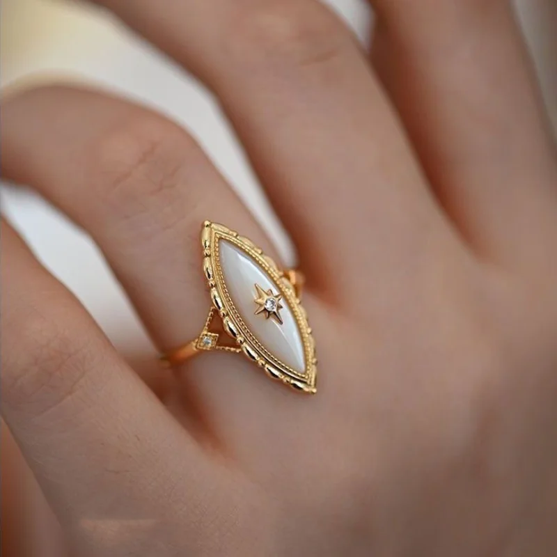 

Vintage Court style horse-eye pointed White Fritillaria rings for women Ancient Gold Craft Light Luxury Design Sense Jewelry