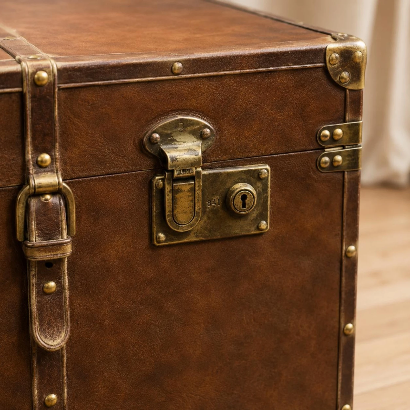 Vintage Suitcase Trunk Lockable Clasp Vintage Storage Trunk Leather-Like Finish Metal Corner Trim