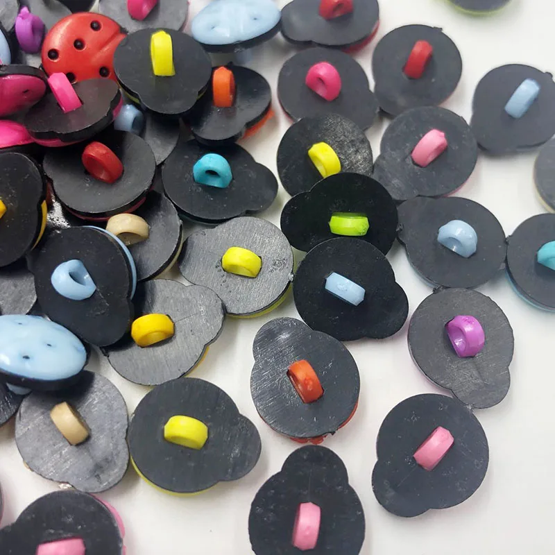 50pcs Nuovo! Coccinella Plastica Bottoni Cucito Nozioni Accessori FAI DA TE Mestieri PT39