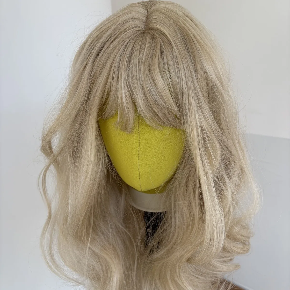 Markieren Sie blonde lange gewellte Kostümperücke mit Pony, hitzebeständiges Kunsthaar