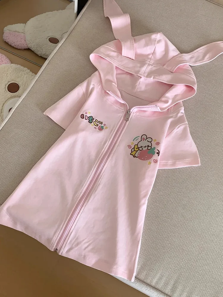 Süßes Cartoon-T-Shirt für Damen, schmal geschnitten, modisch, mit Hasenohren, Kawaii, japanischer Preppy-Stil, Sommer, Kurzarm, rosa Kapuzen-Oberteil