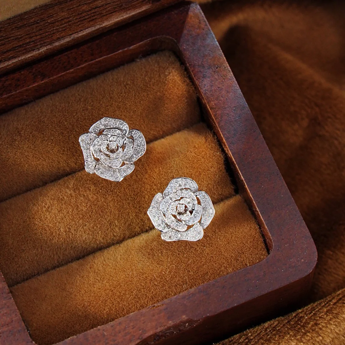 

Elegant Shining S925 Silver Full Diamond Camellia Ear Stud 18K White Gold Vermeil Rhinestones Rose Lily Buckle Earring Jewelry