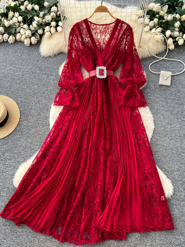 

Роскошный комплект из двух предметов во французском стиле: платье-комбинация на тонких бретелях с сетчатыми вставками и кружевом + накидка из кружева для женщин