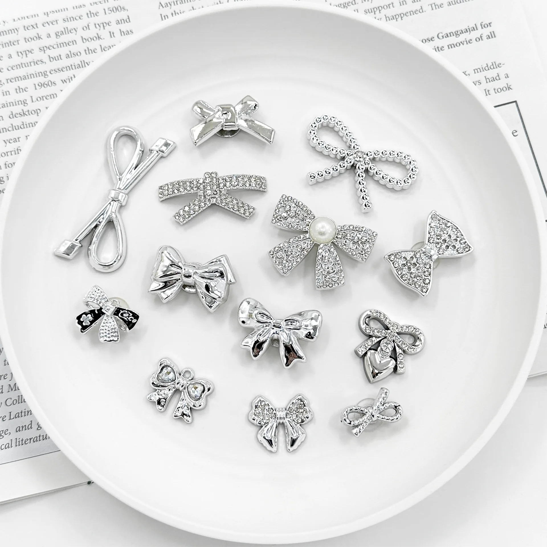 Hot selling hole shoe accessories, silver bow detachable and popular DIY high aesthetic and versatile shoe flower