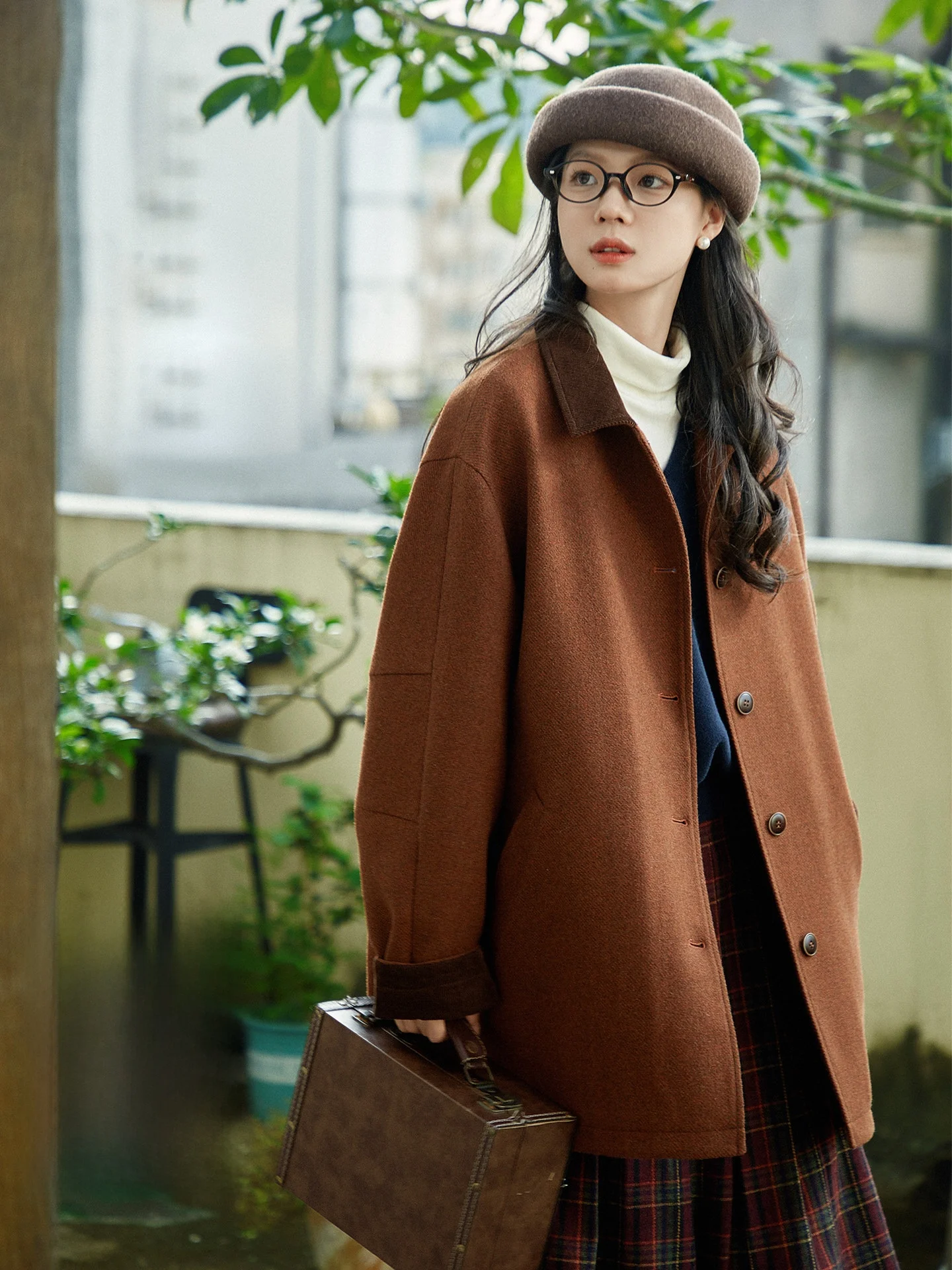 

Утепленное зимнее шерстяное пальто женское повседневное средней длины из твида, красно-коричневое, в японском винтажном стиле, свободного кроя, на пуговицах