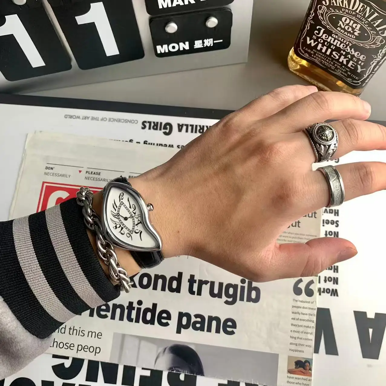 ساعة كوارتز رجالية من Alien Watch Creative Fashion Trend Melt Twisted Vintage Niche Premium Watch #4