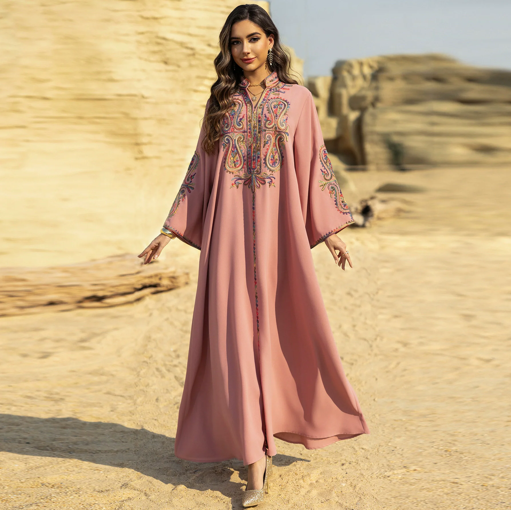 

Muslim clothing women's elegant Dubai style embroidered dress long evening dress new fashion Middle Eastern long sleeved robe