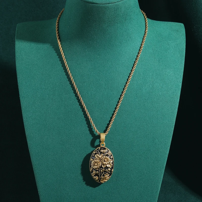 

Vintage Sunflower Pendants And Necklaces Black Relief Gothic Antique Gold Color Jewelry For Women Accessories New In 2025