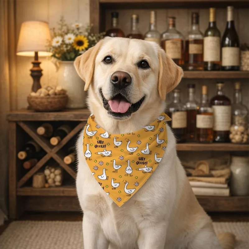 Bandana pour chien avec un motif d'oie adorable, parfait pour les animaux de compagnie. Cette serviette triangulaire réglable pour la salive est un accessoire amusant pour les chiens
