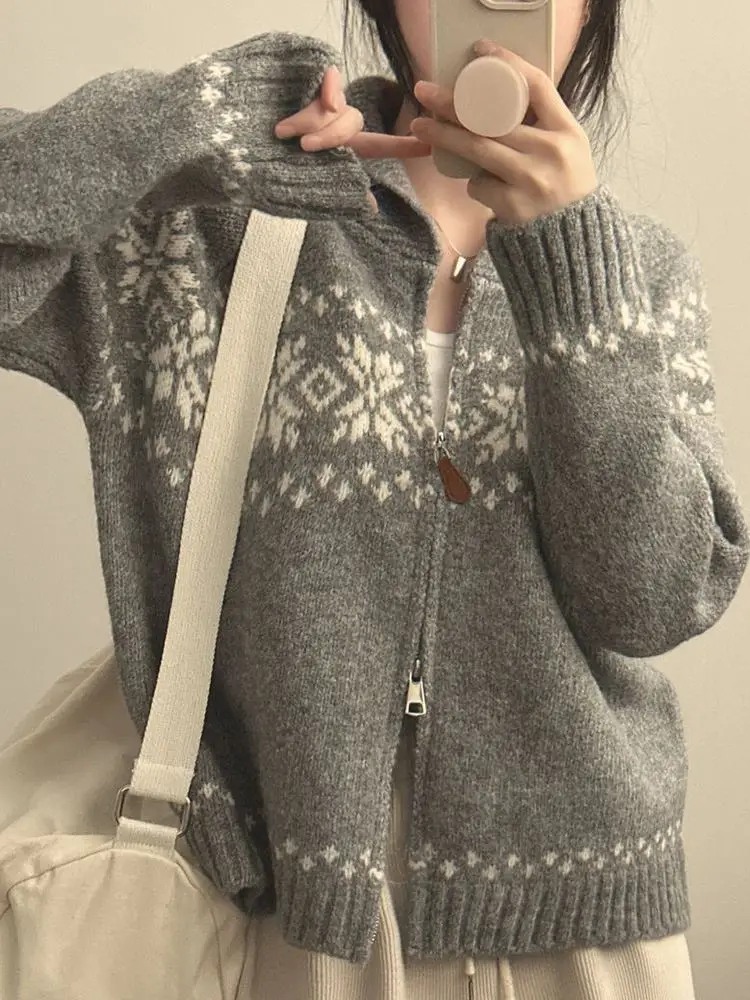 シックな秋冬ルーズフィットロングスリーブニットセーター女性のファイオントレトロカラーブロデザイン多用途アウターコート