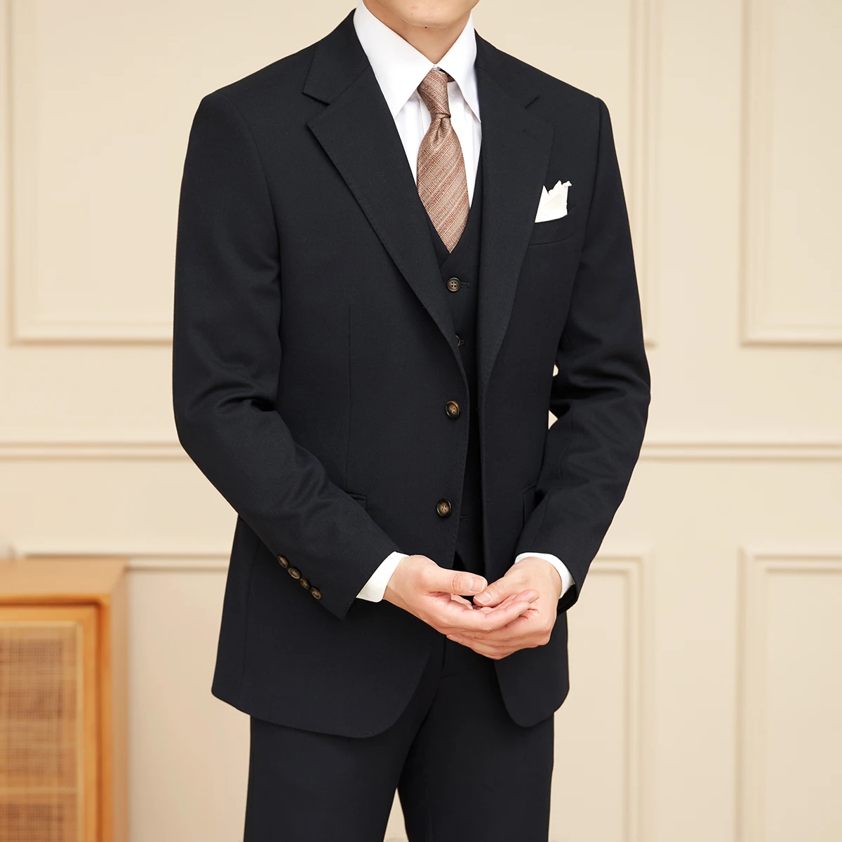 Les banquets pour hommes de haute qualité sont livrés avec un ensemble de mariage trois pièces décontracté d'affaires polyvalent et tendance