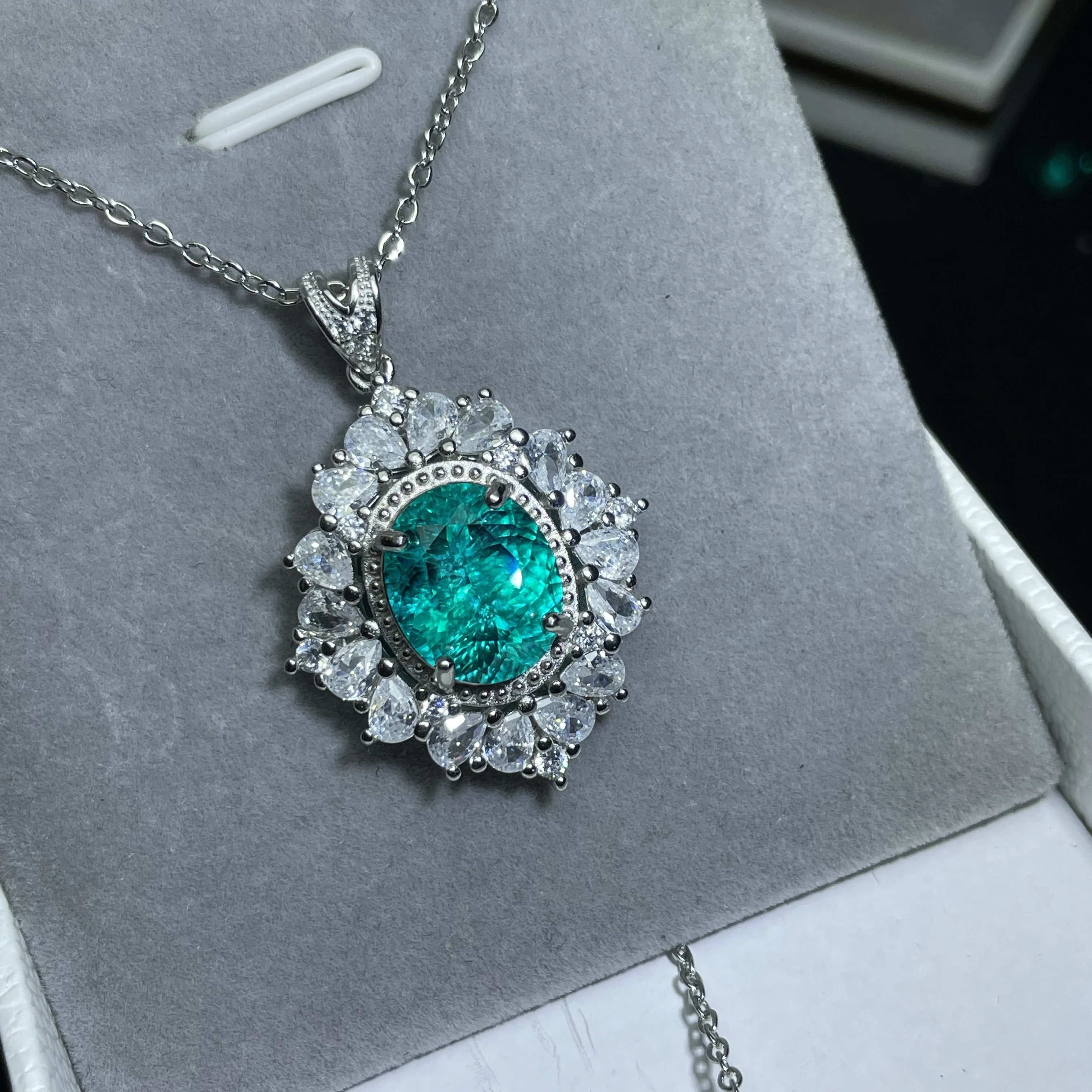 Luxurious inlaid single-particle Paraiba neon blue pendant, high-end custom-made wedding jewelry