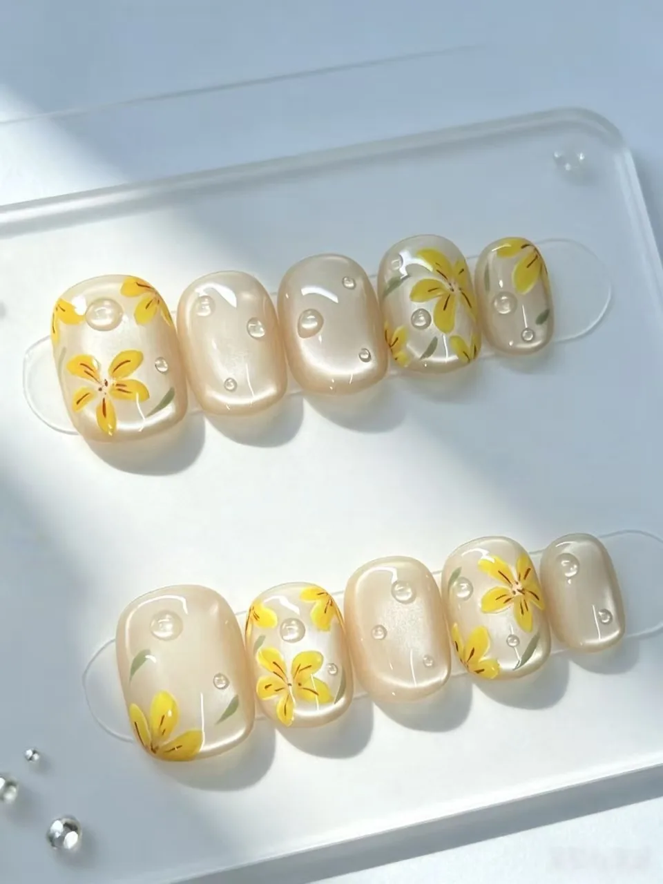 Ensemble de 10 faux ongles jaunes effet œil de chat nacré, parfaits pour le trajet quotidien au travail, les pique-niques printaniers, les tenues décontractées de style coréen, les rendez-vous en robe fleurie, les séances photo sur le thème de la forêt et les styles de tous les jours.