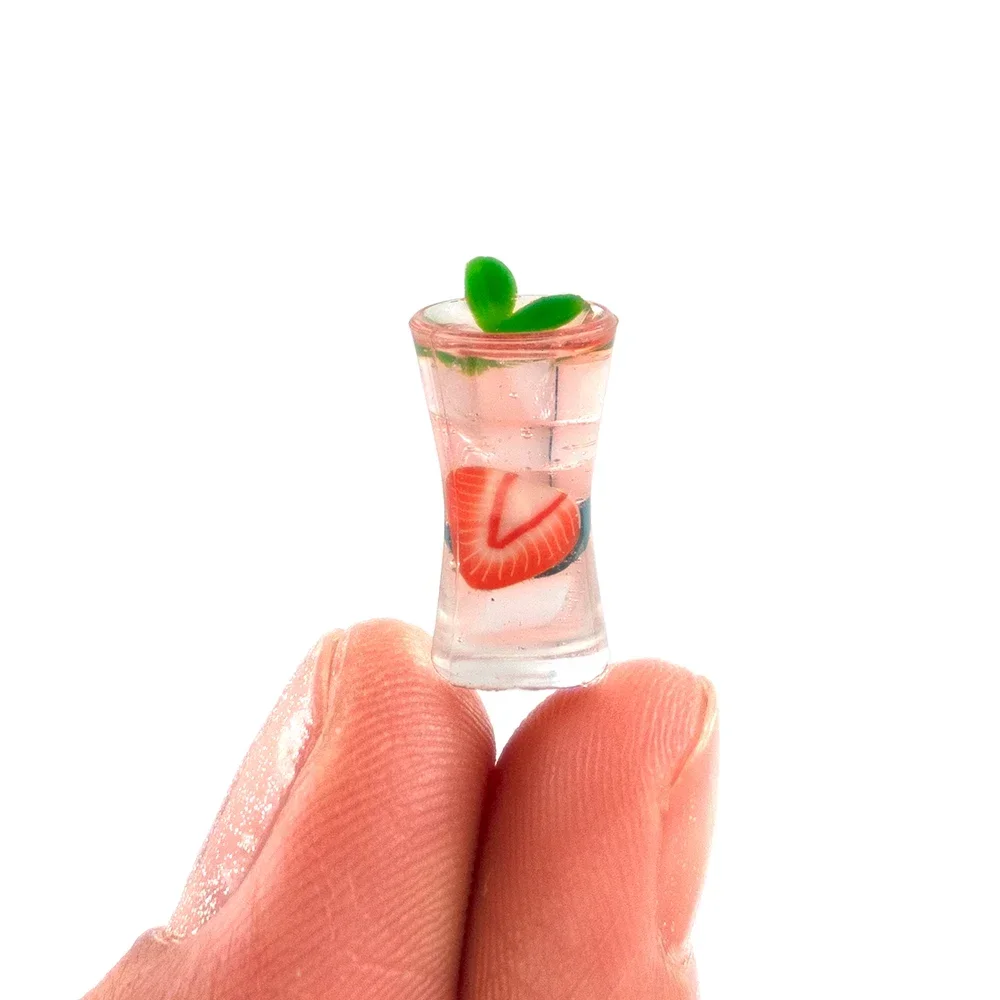 1Pcs 1/12 Doll House Miniature Resin Cocktail Glass Simulation Wine Cup Drink Model for Mini Decoration Dollhouse Accessories