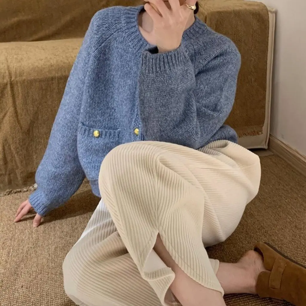 

Style Gold Button Knitted Cardigan Women's Slim Fit Elegant Sweet Top for Early Autumn Fashion All-match Small Shirt