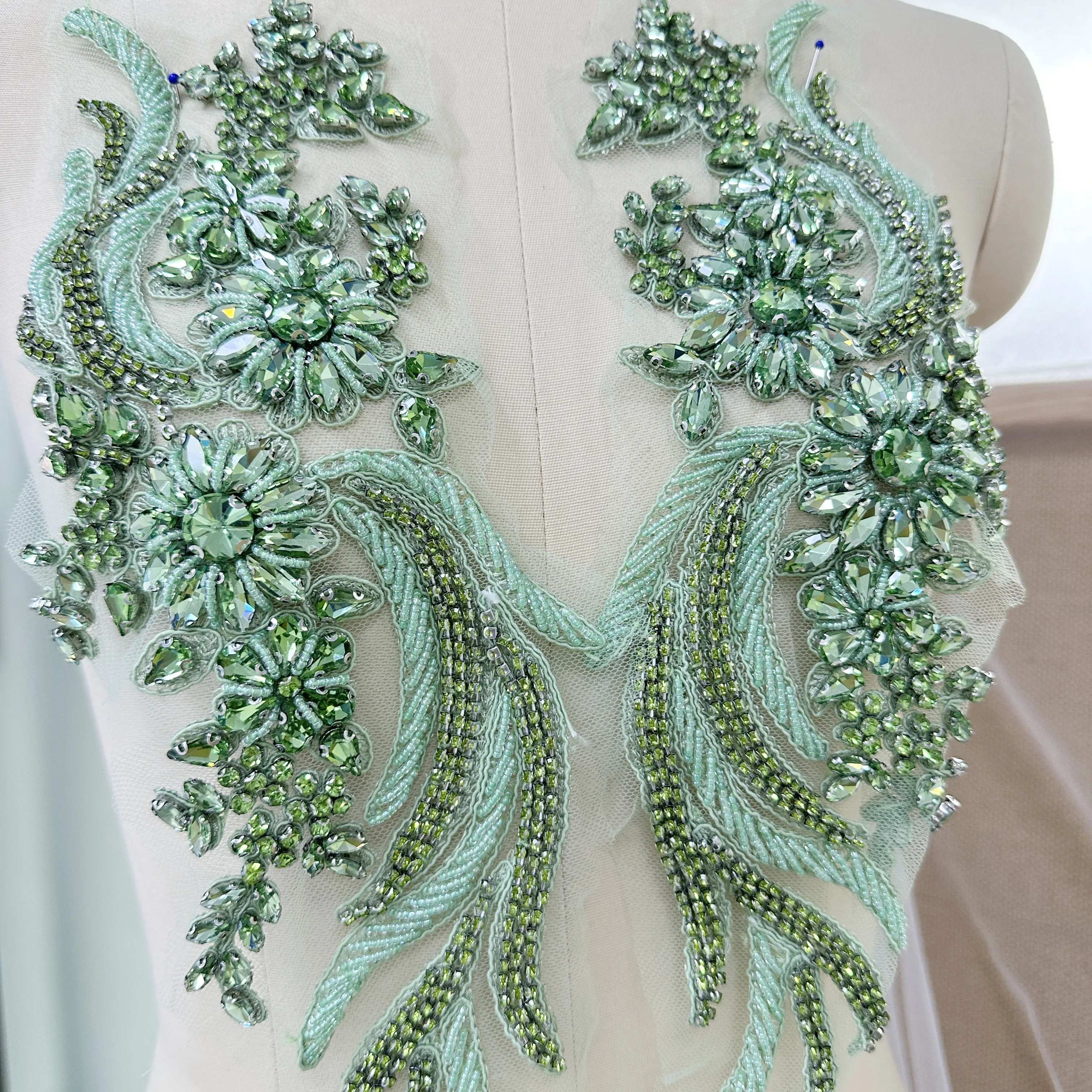 Apfelgrüne Phoenix-Strass-Applikation mit Perlen, Kristall-Brautkleid-Oberteil, Cape Couture Kristall-Applikation – Detail 1
