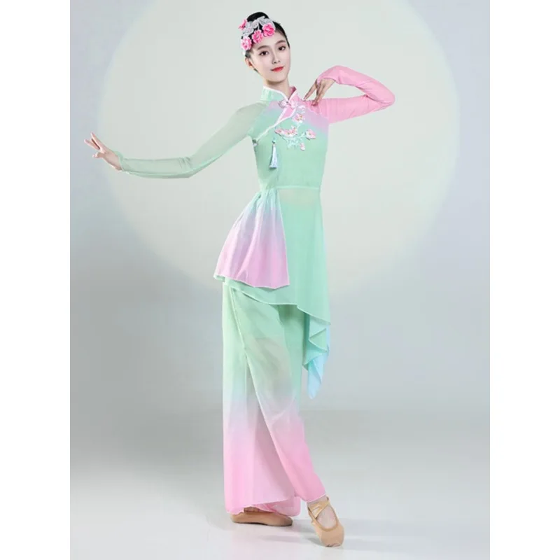 New Gradient Classical Dance Performance Dress for Women, Flowing and Elegant with A Delicate and Rich Makeup Look.